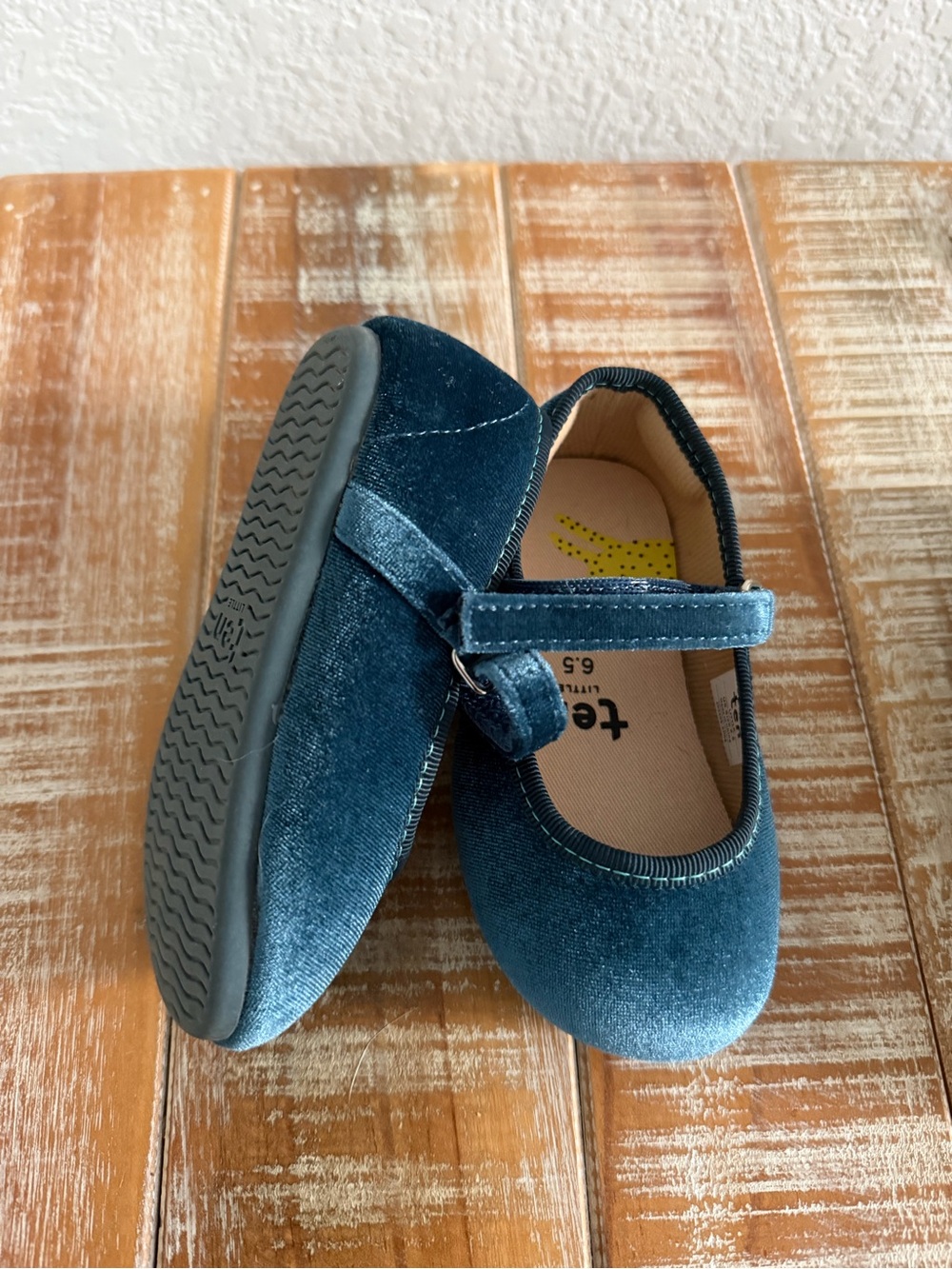 Ten Little Velvet Mary Jane Shoes in Teal - size 6.5 like new - Picture 2 of 4